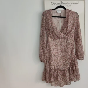 Veri rose flower dress - Aldrig använd. Storlek XS, men passar även S.