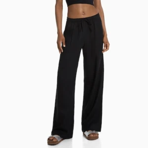 Svarta lågmidjade linnebyxor  - Säljer dessa lågmidjade linnebyxor från bershka då dem inte kommit till användning❤️storlek S och passar mig i längden som är 170cm❤️inga defekter och endast testade!❤️