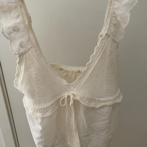 Sommar topp - En superfin sommartopp som är slutsåld från Zara. Använd en gång men säljer då den tyvärr inte passar mig. Storlek xs men funkar för xs/s. 