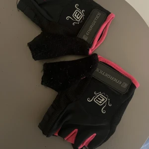 Gymhamdskar - Ett par svarta gymhandskar som inte kommer till användning säljes.