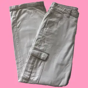 De användandes för ett år, men ser ut som nya. Jag bär inte dessa jeans och vill inte slänga dem, så jag säljer dem billigt.