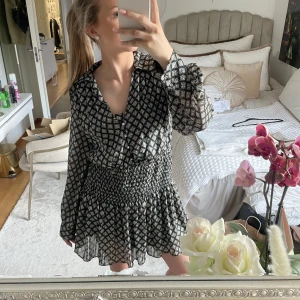 Klänning  - Säljer denna underbara klänningen från zara! 