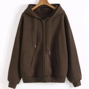 Zipup hoodie - Zip up hoodie ifrån shein. Tröjan har inte kommit till användning och därför jag säljer. Den är väldigt lång och oversized.