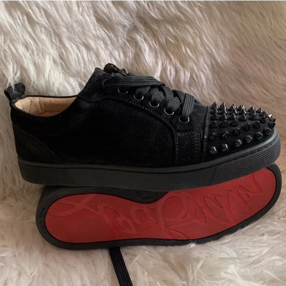 christian louboutin skor i topp skick, skriv för fler bilder! (Äkta) priset kan diskuteras vid snabb affär Kan byta dessa skor mot Louboutin i storlek 37, 38. Skor.