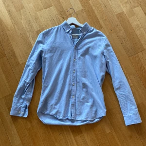 Ljusblå skjorta i oxfordtyg - Oxford skjorta i storlek M från Samsöe Samsöe