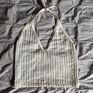 Topp - Halternecktopp från Zara! Köparen står för frakten!!!!!!!!!!