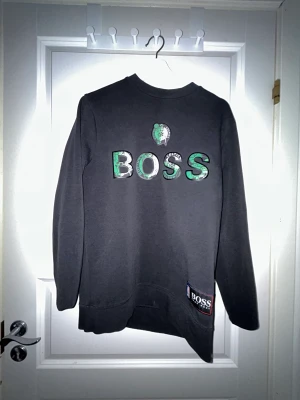 Hugo boss tröja  - Vill sälja den här tröjan efte som jag inte använder den längre. Har använt den ungefär 3 till 4 gånger efter jag köpte den på jhonnels för 2350kr men jag vill sälja den för 995kr