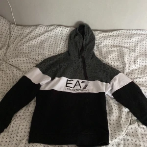 Armani hoodie - Hej, säljer nu min Armani hoodie som är i bra skick :)