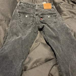 Ett par gråa/svarta lågmidjade jeans ifrån Levis köpta ifrån Nelly. 