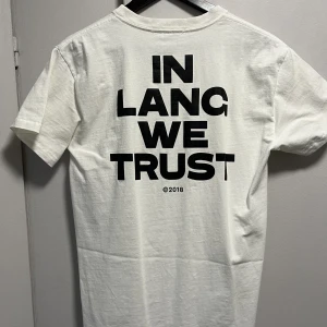 Helmut Lang  - Helmut Lang T-shirt, har ett veck mitt på t-shirten, legat vikt länge.