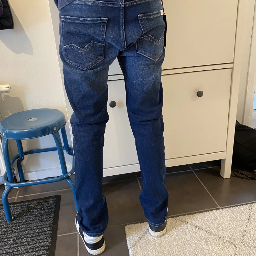 Säljer ett par helt nya Replay jeans Rocco| regular fit| |jeansen har alla taggar kvar|, 10/10 skick, nypris 1500|Hör av dig vid frågor eller funderingar⭐️ (Pris kan diskuteras)😉. Jeans & Byxor.