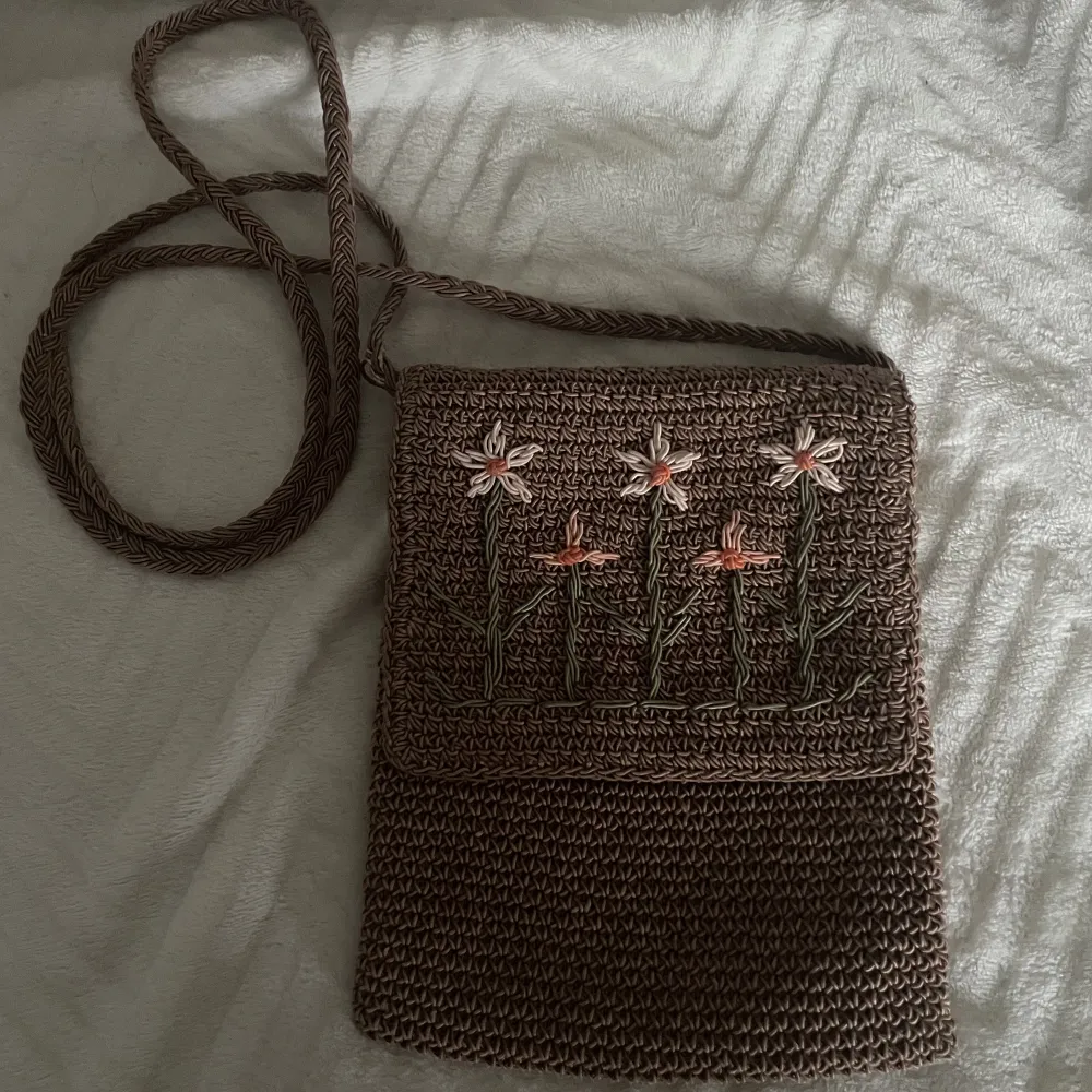 Så fin väska som har ett ”broderat” mönster av blommor, vintage och unik. Ca 20 cm på höjden och 15 på bredden. Väskor.