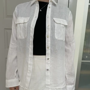 Vit linneskjorta  - Vit linneskjorta i storlek 34. Använd ett fåtal gånger