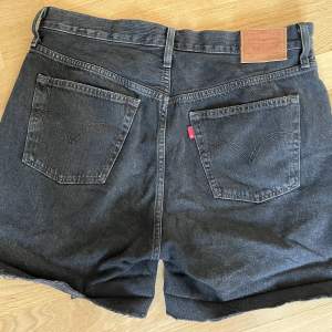 Svarta shorts i modellen 501. Sparsamt använda. 