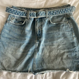 Zara jeanskjol - Blå jeanskjol från zara med snyggt isytt bälte