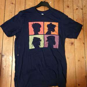 Oversized t-shirt med album omslaget från Demon Dayz av bandet Gorillaz