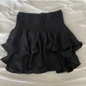 svart volangkjol - Supersöt kjol💕 aldrig andvänd, säljer för att jag är i behov av pengar och den är lite för stor 💕💕💕 lånad bild!! 