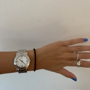 Klocka Marc Jacobs  - Klocka från Marc Jacobs. Väldigt sparsamt använd. Nypris 1235. Behöver bytas batteri! 💘