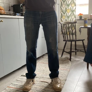 Levis jeans 505 - Min faders gamla 505 jeans. Är i bra skick och kvalite förutom lite små märke. W 32 L 34