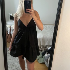 Svart klänning - Så snygg svart klänning perfekt till sommarens fester 👏🏼🙌🏼