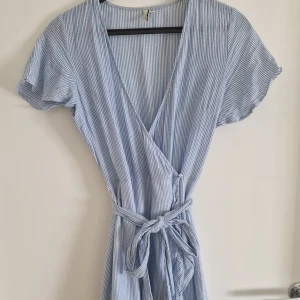 Klänning från Nelly  - Säljer min randiga klänning från Nelly. Inga anmärkningar 