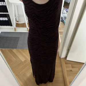 Trendig svart långklänning - Jättefin leopardmönstrad långklänning, storlek xs!❤️