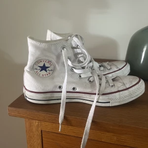 Converse  - Vita converse, använda några gånger men inte så mycket. Lite smutsiga men annars i perfekt condition  