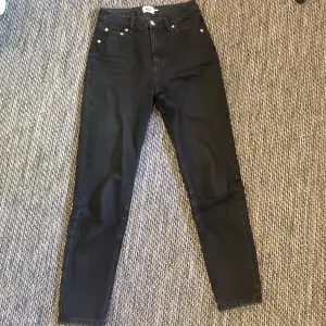 Mom jeans från Lager 157, modellen ”Mom”. Storlek XS, bra skick. 50kr + 74kr frakt :)