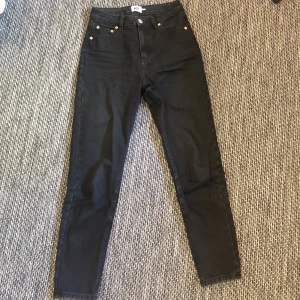 Mom jeans - Mom jeans från Lager 157, modellen ”Mom”. Storlek XS, bra skick. 50kr + 74kr frakt :)