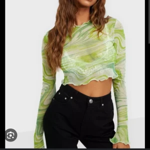 Mesh top NLY  - Strl L men passar M-L beroende på hur man vill att den ska sitta.   Färgen är mer som första bilden men hade svårt att fånga den på mina egna bilder 🌱  Inget att anmärka på 🌱