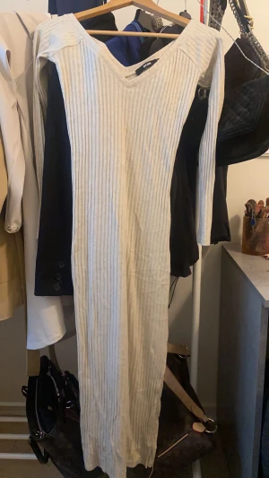 Klänning lång - Lång fin klänning med slits på sidan 