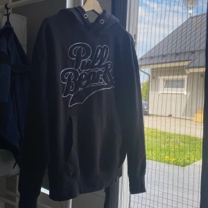 Pull&Bear hoodie  - snygg hoodie bra skick köpt från pull and bear hemsidan  storlek L men passar M