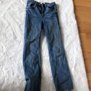 Ett par blåa jeans med lite bootcut💘 och lite lågmidjade och de är små i storleken