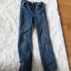 Blåa jeans - Ett par blåa jeans med lite bootcut💘 och lite lågmidjade och de är små i storleken