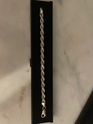 Cordell armband  - Den är 19cm lång och 6mm I nyskick