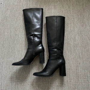 Svarta stövletter  - Svarta stövletter strl 37. Använda 3 gånger. Orginalpris 549kr säljer för 250kr + frakt!