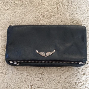 Zadig väska  - Snygg Zadig väska inköpt för flera år sedan. Väl använd och vingarna har blivit smått rostiga men det är inget som märks förutom close up, därav priset. Lilla bandet + påse medföljer!🙌 priset är ikke satt i stan så hmu me förslag eller byten🤝