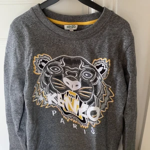 Kenzo tröjor  - Säljer två tröjor i olika färger, båda i S 300 för en