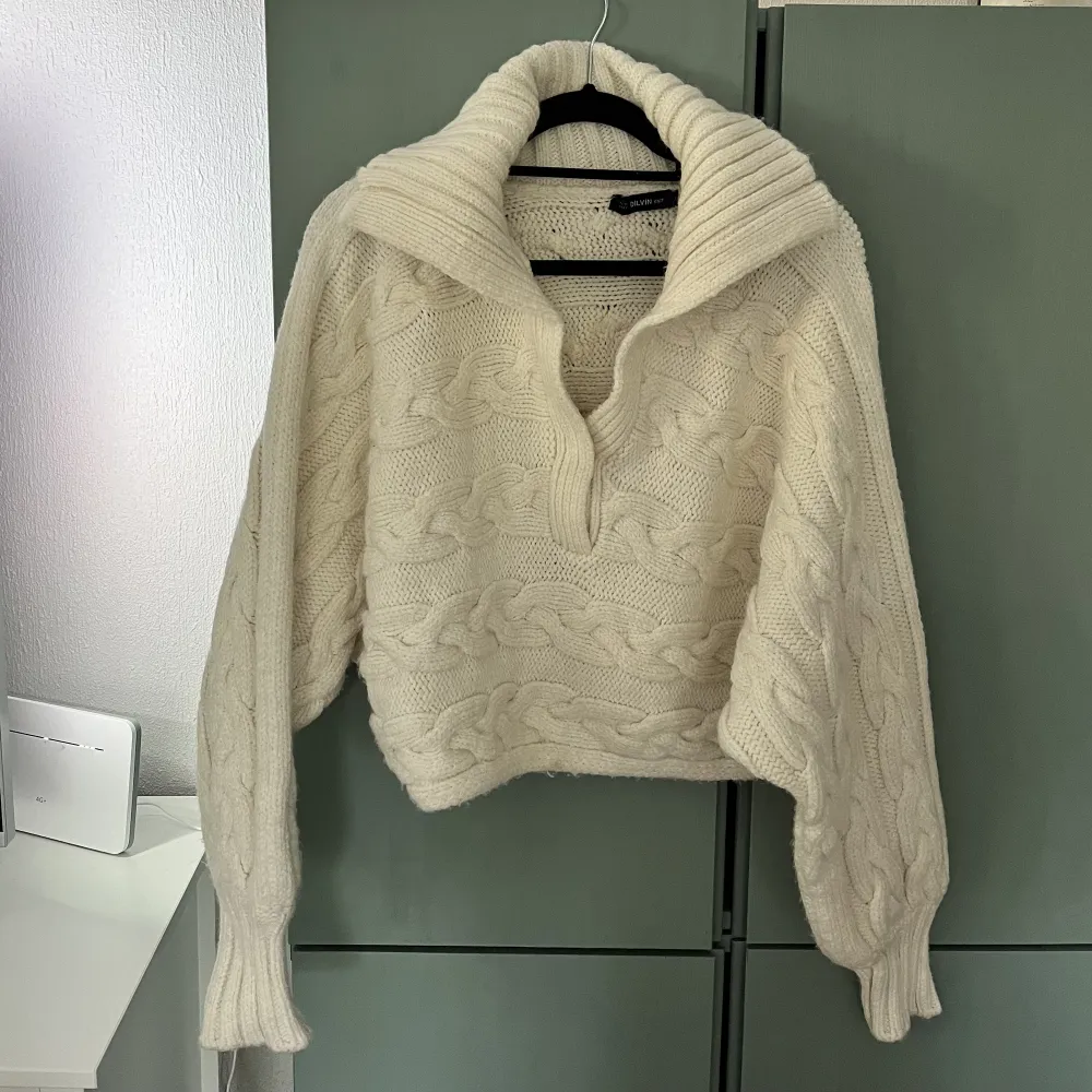 Säljer denna vita stickade tröja, perfekt för hösten och vinter. Använd fåtal gånger, inköpt 2021 och utan defekter. Köpt från Chiquelle. Stickat.