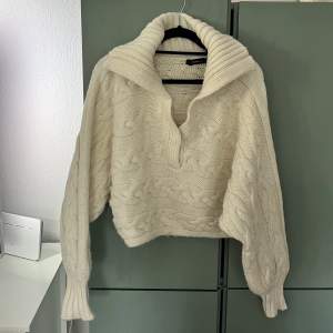 Säljer denna vita stickade tröja, perfekt för hösten och vinter. Använd fåtal gånger, inköpt 2021 och utan defekter. Köpt från Chiquelle