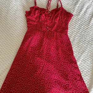 Röd klänning med fina detaljer från princesspolly ❤️‍🩹 aldrig använd 