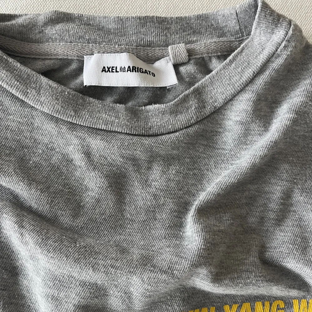 Långärmad T-shirt från Axel Arigato med tryck på ryggen. Storleken står tyvärr inte men jag skulle gissa på att det är en S. 🤍. Tröjor & Koftor.