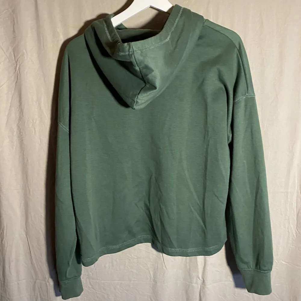 En grön tröja med luva från amisu. Det är storlek M. Den är lite åt det tunnare hållet. Använd endast fåtal gånger, den är i bra skick och har inga slitskador😁 hör av dig vid fler frågor!. Tröjor & Koftor.