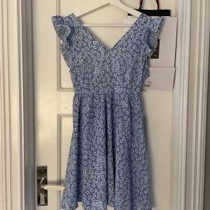 Supersöt blå blommig klänning!  Använd en eller två gånger på skolavslutning.👗 Knytband bak. Skriv för mer frågor❤️