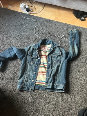 True religion jeansjacka - Ascool true religion jeansjacka med ett inte lager så att det är varm och går att ha på hösten och vintern också. 