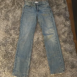 Zara jeans  - Straight leg jeans från zara aldrig använda.