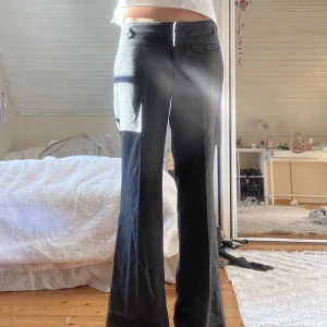 Lågmidjade flare kostymbyxor  - Supersnygga!🩷 Midjemått- 38,5cm Innerbenslängd- 80cm