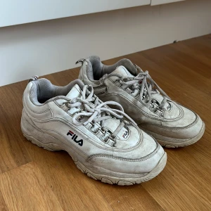 FILA skor - Strada low vit - Heej! Säljer nu mina gamla höstskor då jag växt ur dem🙌🏼 det är ett par FILA strada low. Ny pris 680 mitt pris 150!