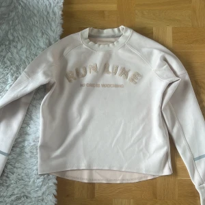 Träningströja HM. Storlek S - Säljer denna babyrosa träningstörjan från H&M i storlek S. Tröjan i väldigt gott skick