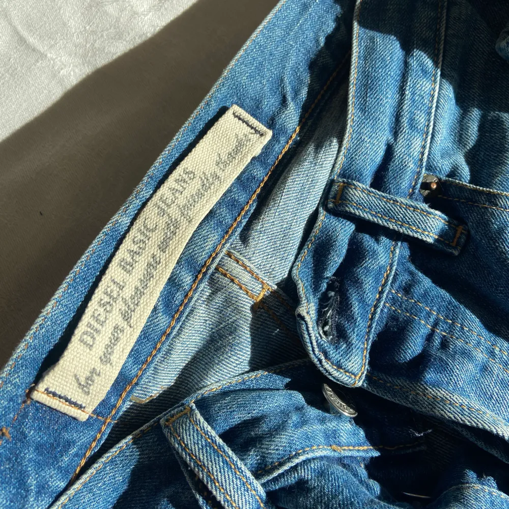 Snygga 90s diesel jeans i rak modell. Passar en 36-38 beroende på passform. . Jeans & Byxor.